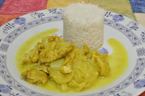 Kuřecí nudličky na kari s cibulí  – Snadné recept z Česko kuchyně, hotový za 30 - 45 minut